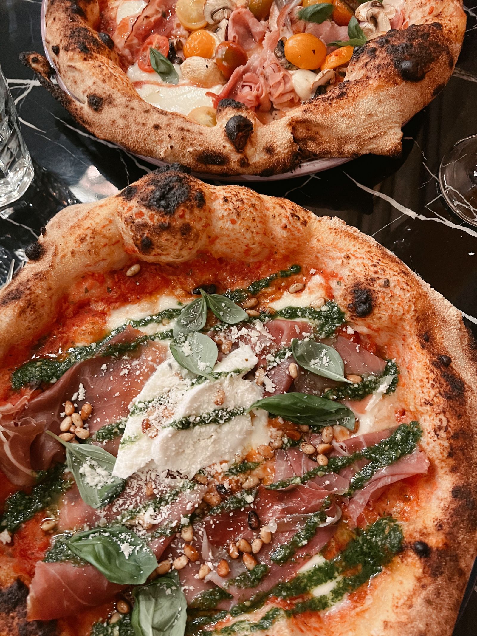 Pizza artesanal servida à mesa